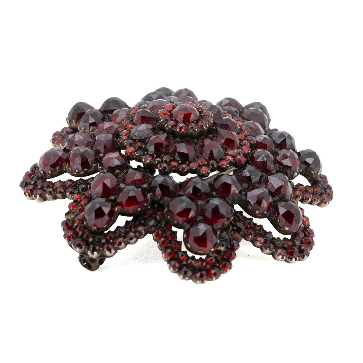 1108 – Original Biedermeier-Brosche mit Pyrop-Granat im Rosenschliff – um 1840