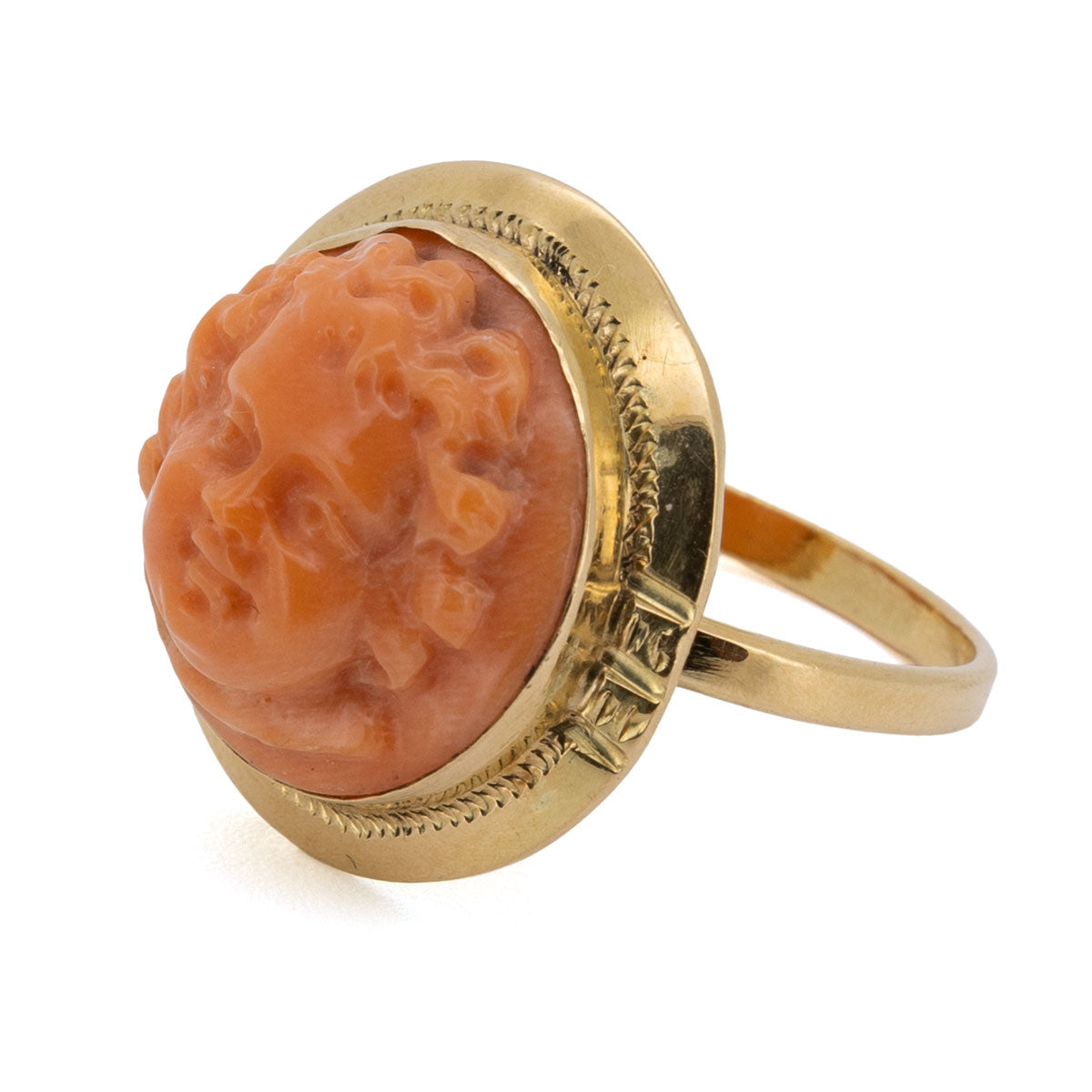 1119 – Ring mit geschnitztem Engelsmotiv – Edelkoralle & 750 Gelbgold, um 1900