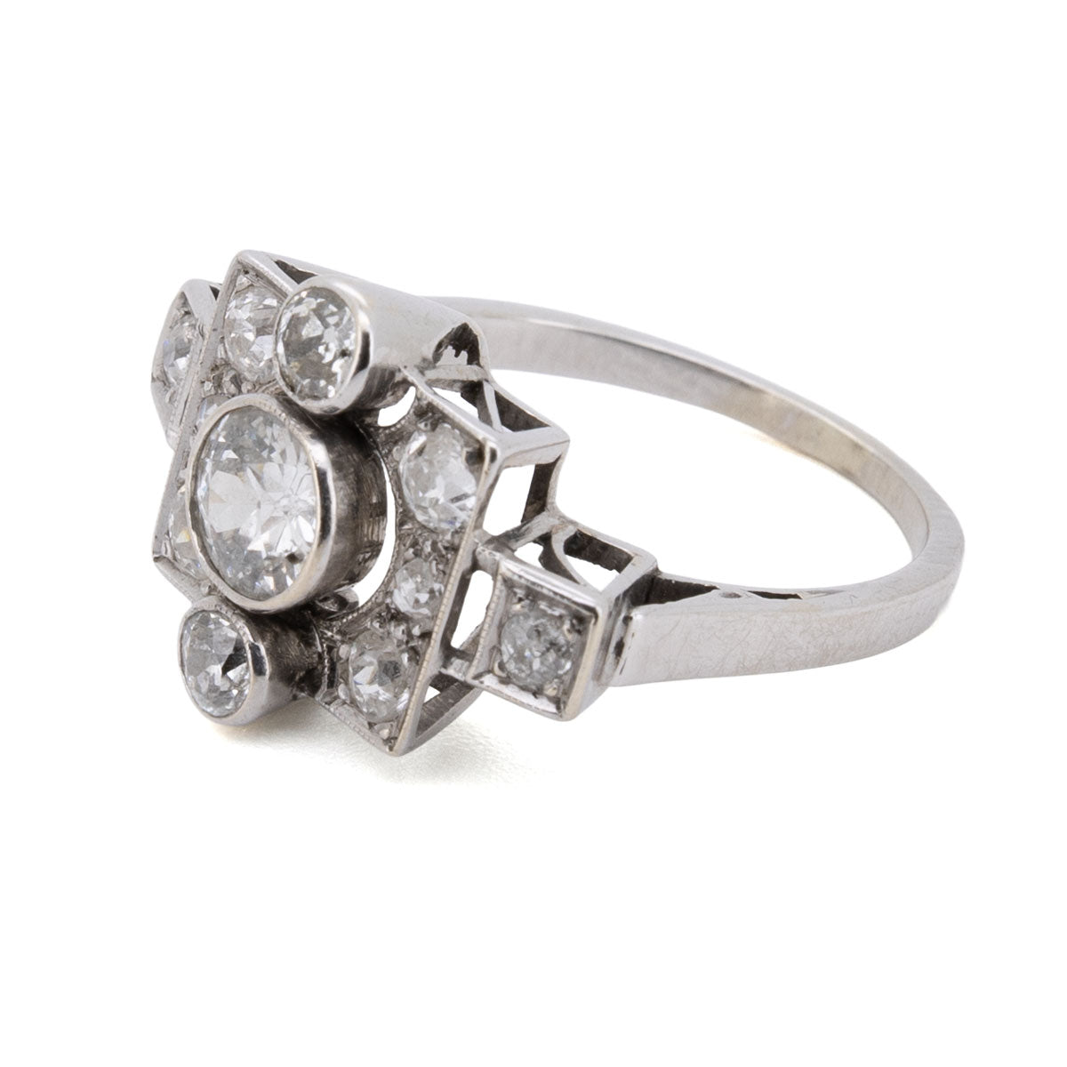 1121 – Strenger Art-Deco-Ring mit Diamanten – 585 Weißgold, um 1930