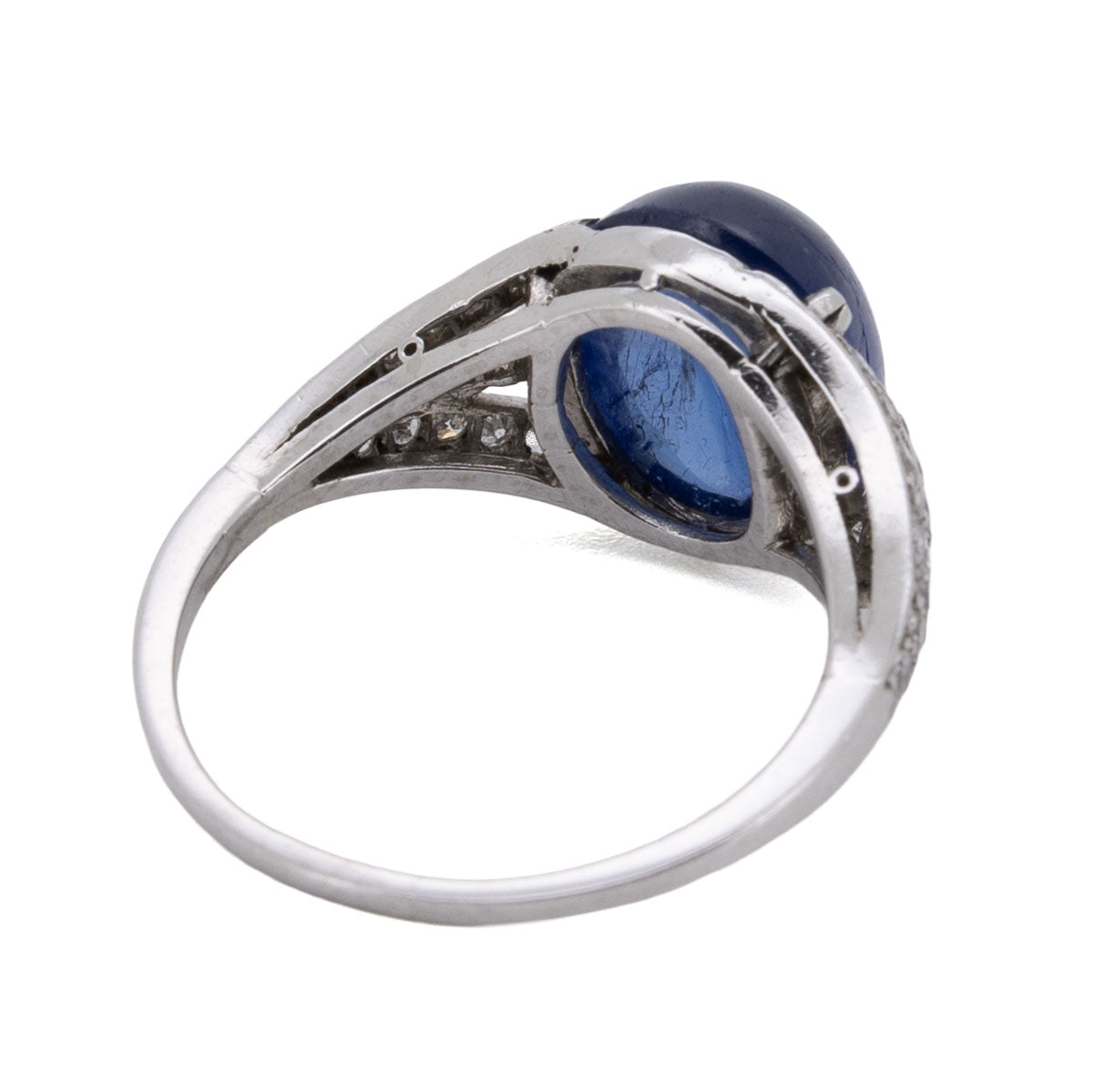 1122 – Art-Deco-Verlobungsring mit Saphir-Cabochon – Platin, um 1930