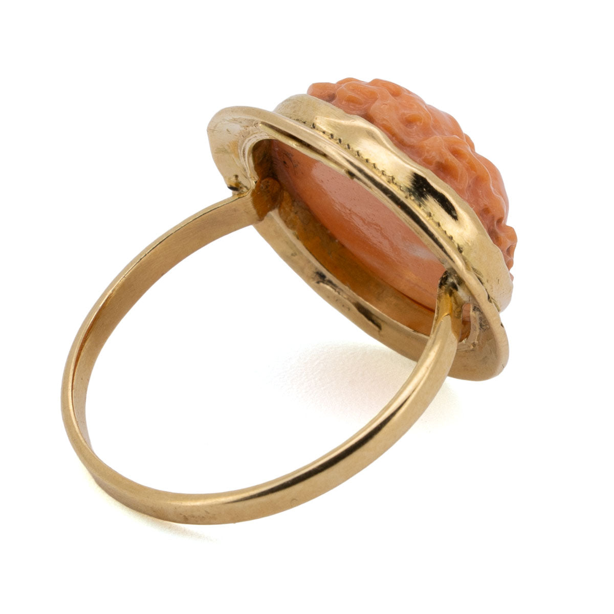 1119 – Ring mit geschnitztem Engelsmotiv – Edelkoralle & 750 Gelbgold, um 1900