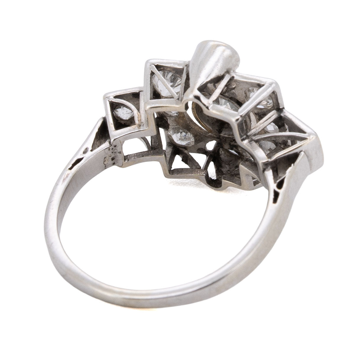 1121 – Strenger Art-Deco-Ring mit Diamanten – 585 Weißgold, um 1930