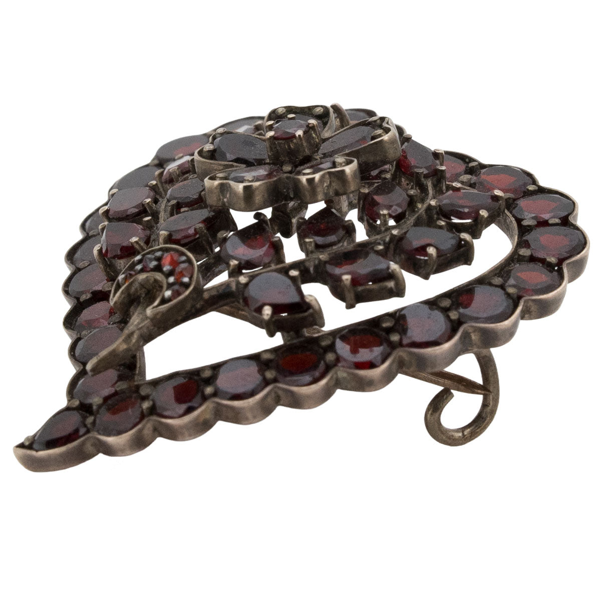 1182 – Böhmische Pyrop-Granat Herzbrosche aus Tombak – Jugendstil, um 1900