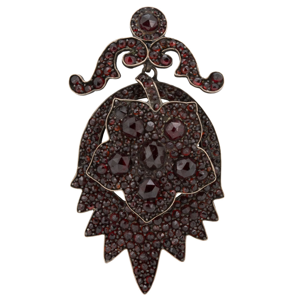 1184 – Böhmischer Pyrop-Granat Medaillon-Anhänger aus Tombak – um 1870