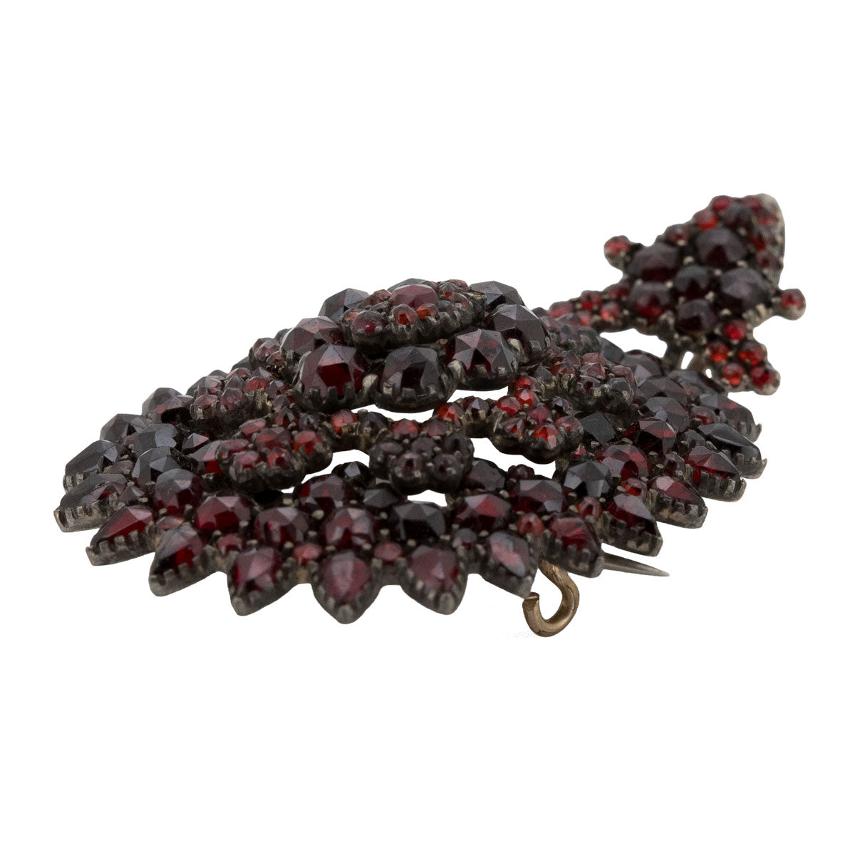 1191 – Antike böhmische Pyrop-Granat Brosche / Anhänger aus Tombak – Biedermeier, um 1850