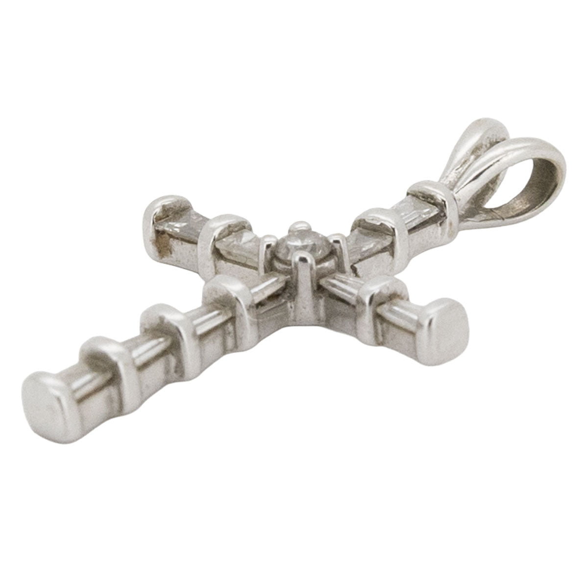 1205 – Vintage Kreuzanhänger mit Baguette- und Brillantschliff-Diamanten aus 750 Weißgold